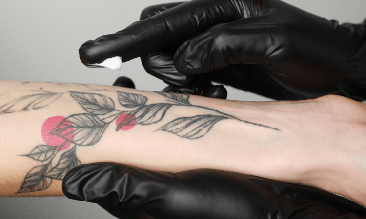 Cuidados en la piel post tatuaje: qué hacer para una correcta cicatrización