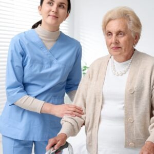 Estudiar el curso de auxiliar de enfermería y la maestría en enfermería del trabajo y salud laboral.